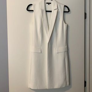 Long sleeveless blazer